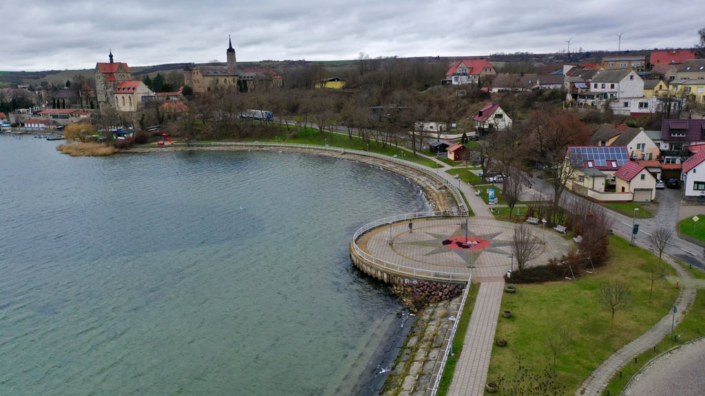 Blick auf die heutige Promenade in Seeburg am Süßen See. Viele Jahrzehnte sind dort Einheimische und Gäste flaniert.