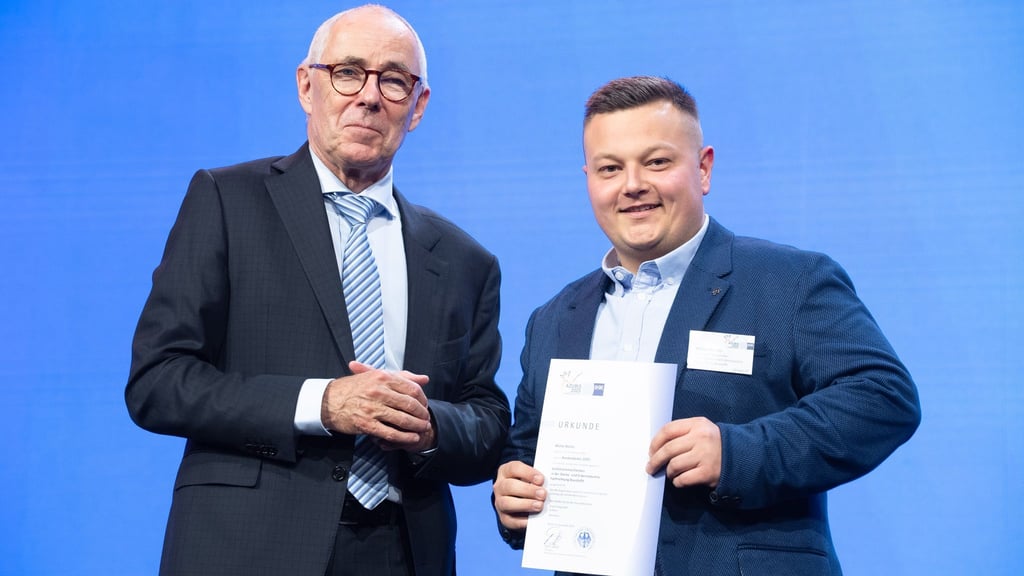 Präsident Peter Adrian von der Deutschen Industrie- und Handelskammer mit Michel Müller aus Schwenda, bester Azubi als Verfahrenstechniker im Bereich Steine- und Erdenindustrie