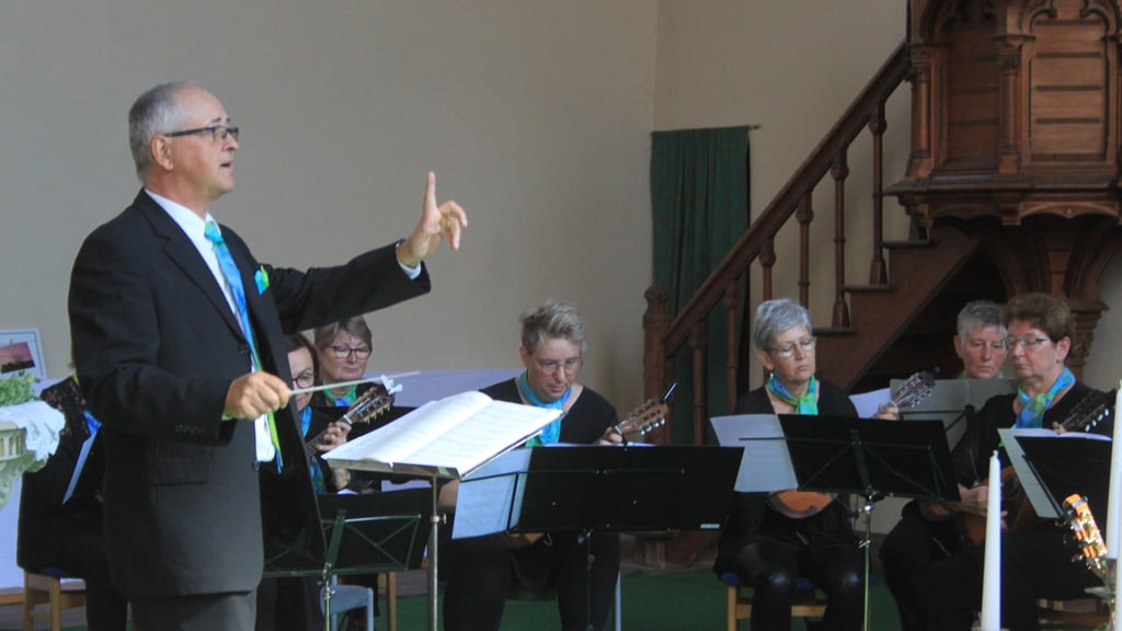 Das Zupforchester spielte zum 900. Dorfgeburtstag von Dahlenwarsleben auf. 