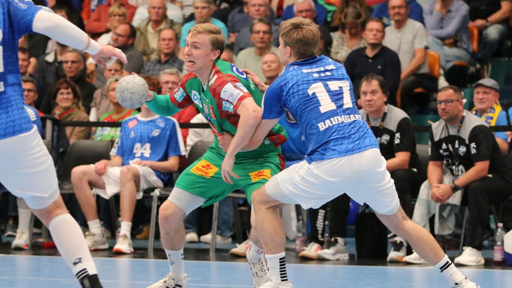 Gegen die Besten: Luka Baumgart vom Dessau-Roßlauer HV verteidigt im Pokal gegen Gisli Kristjansson vom SC Magdeburg.