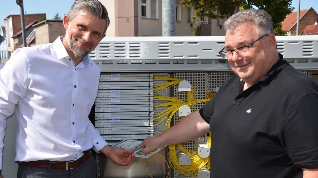 Für ein erstes Erschließungsgebiet waren sich die Stadt Güsten und die Stadtwerke Staßfurt einig. Hier Bürgermeister Michael Kruse (rechts ) und Geschäftsführer Eugen Keller bei der symbolischen Inbetriebnahme des Glasfasernetzes für den Osten Güstens im Sommer.
