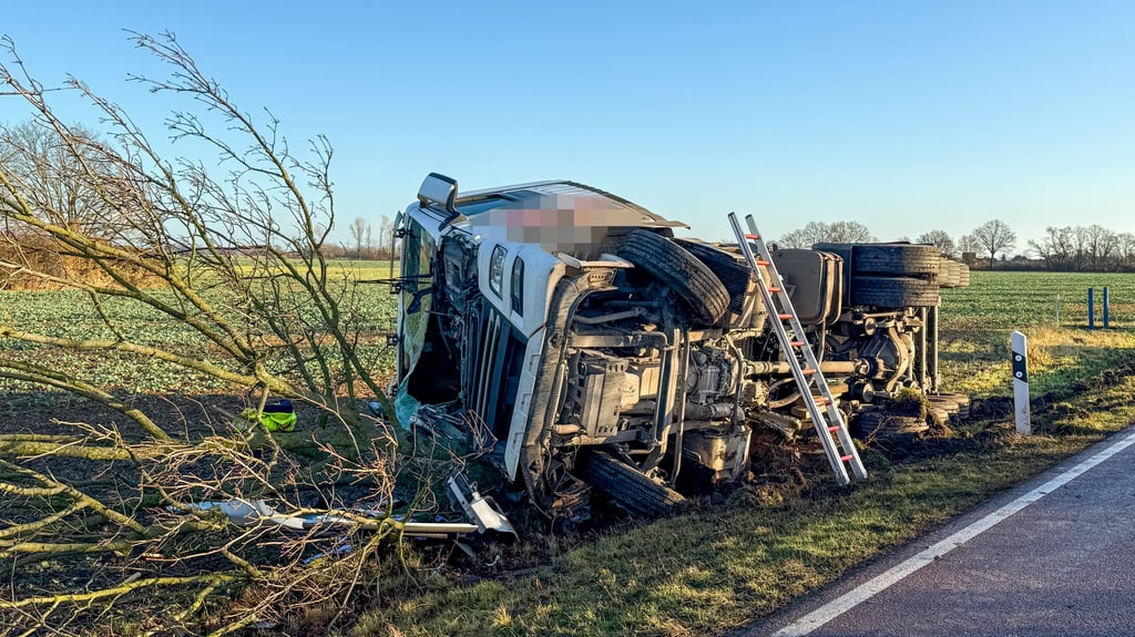 Dieser Lkw ist am Donnerstag aus bislang ungeklärter Ursache von der Straße abgekommen.