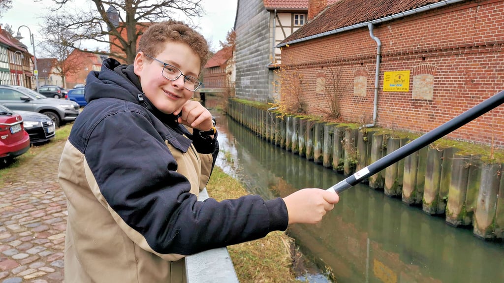 Ole Retzlaff ist neben dem Borgensport auch passionierter Angler und legt in der Angel-AG der Comeniusschule die Köder in der Dumme aus.