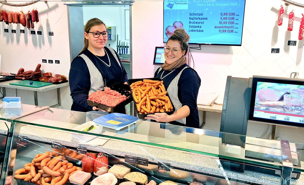 Anna Lauer (links) und Kathrin Kiebach ist zwei von drei Verkäuferinnen der Trippiglebener Landfleischerei in der Beetzendorfer Filiale. 