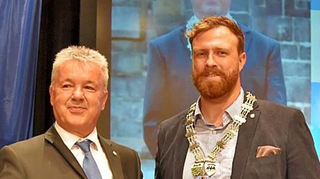 Robby Risch (li.) mit seinem Amtsnachfolger Martin Papke bei der Amtsübergabe im Sommer 2022. Beide Männer sind Schlüsselfiguren bei der Aufarbeitung des Hallenbad-Desasters.