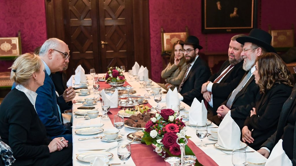 Bremens Bürgermeister Andreas Bovenschulte (links, SPD) im Gespräch mit dem Oberrabbiner des Staates Israel, Kalman Meir Ber (rechts).