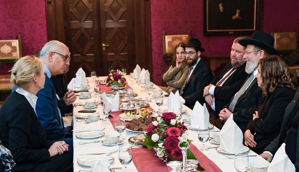Bremens Bürgermeister Andreas Bovenschulte (links, SPD) im Gespräch mit dem Oberrabbiner des Staates Israel, Kalman Meir Ber (rechts).