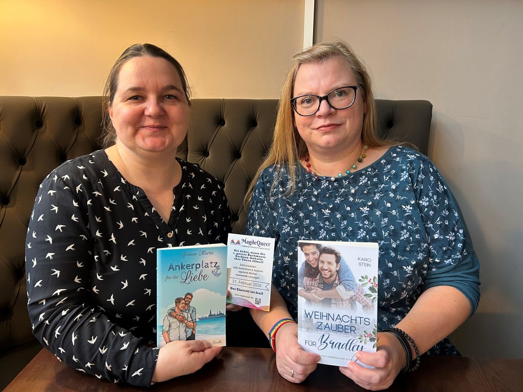 Die Autorinnen Jessica Martina (links) und Karo Stein veranstalten Magdeburgs erste queere Buchmesse. 