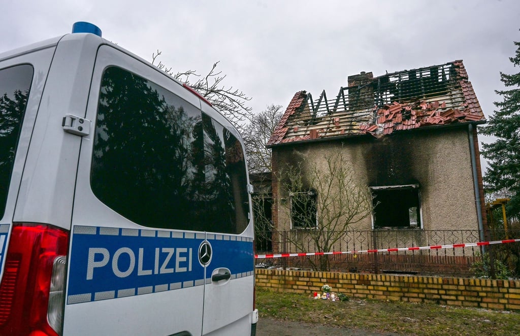 Nach einem Feuer mit einem toten Kind kann eine Familie erstmal bei einem Fußballverein wohnen.