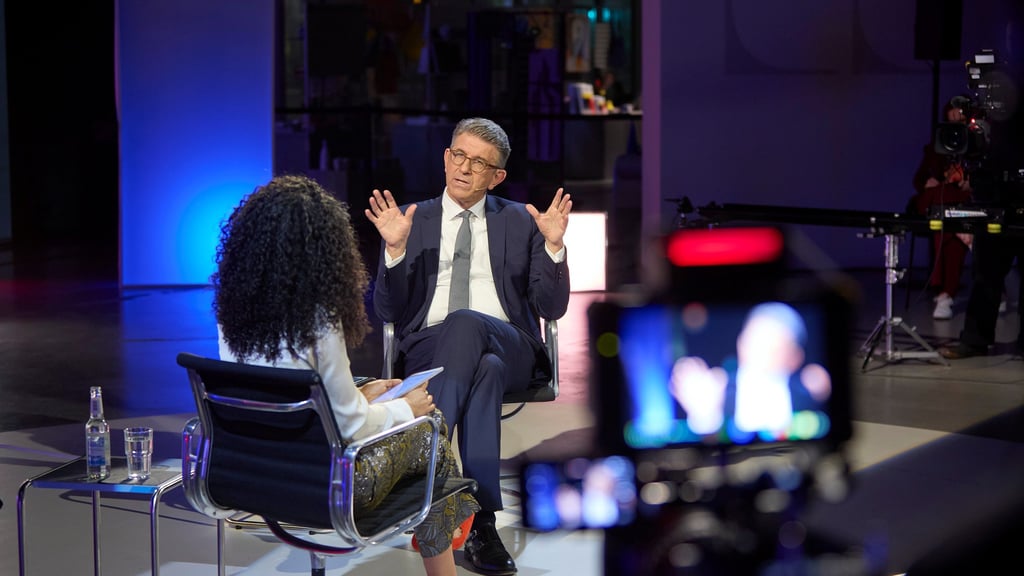 Kulturstaatsminister Wolfram Weimer war zu Gast bei „Titel, Thesen, Temperamente“. Die Sendung wurde im Dessauer Bauhaus Museum aufgezeichnet.