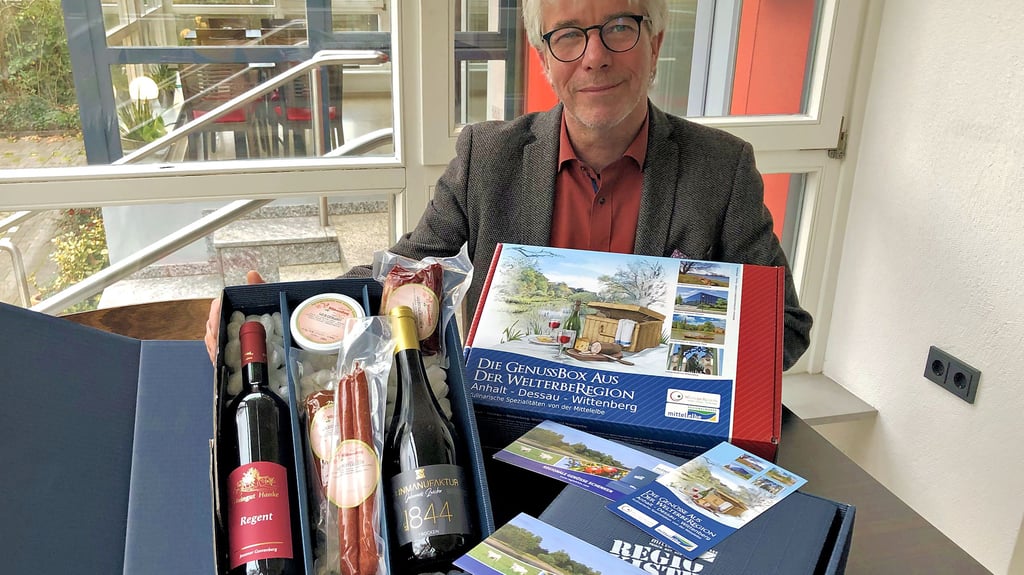 Ralf-Peter Weber vom Verein Regionalmarke Mittelelbe zeigt eine Auswahl an Regiokisten,  in denen sich regionale Genüsse verbergen.