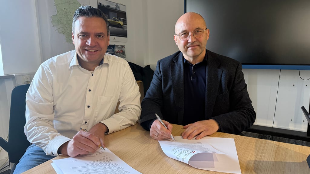 Danny Derbe, Leiter des Bahnhofsmanagements in Magdeburg (links) und Sozialbeigeordneter Ingo Gottschalk unterzeichnen die Kooperationsvereinbarung.