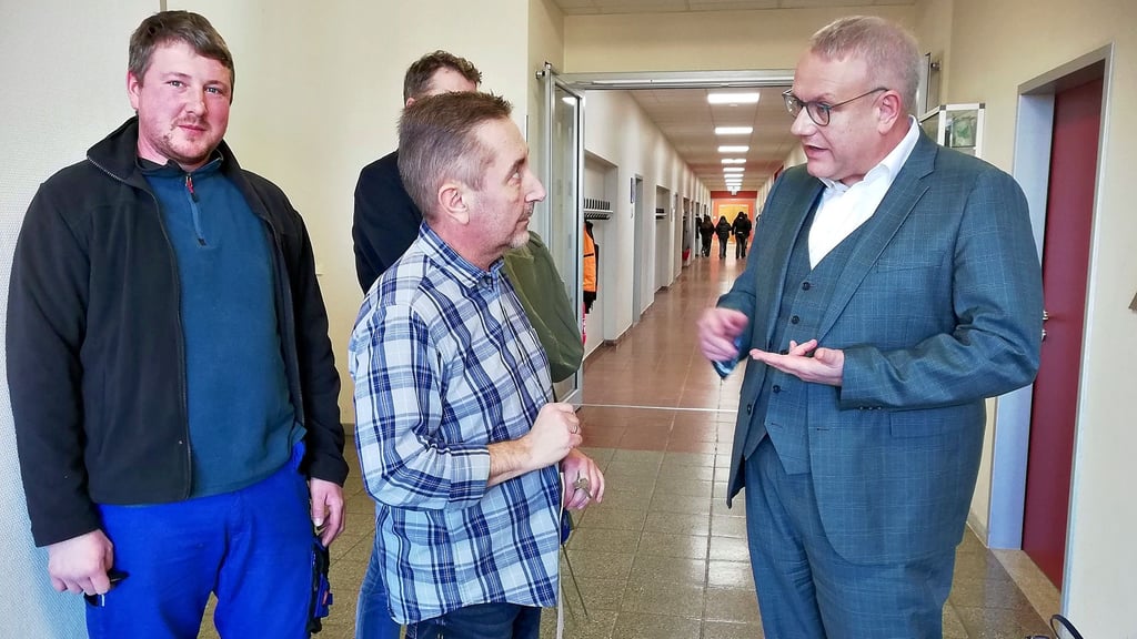 Nach Randale besucht Landrat Götz Ulrich (r.) die Sekundarschule Reuden und stärkt Schulleiter Dirk Zschornak den Rücken. 