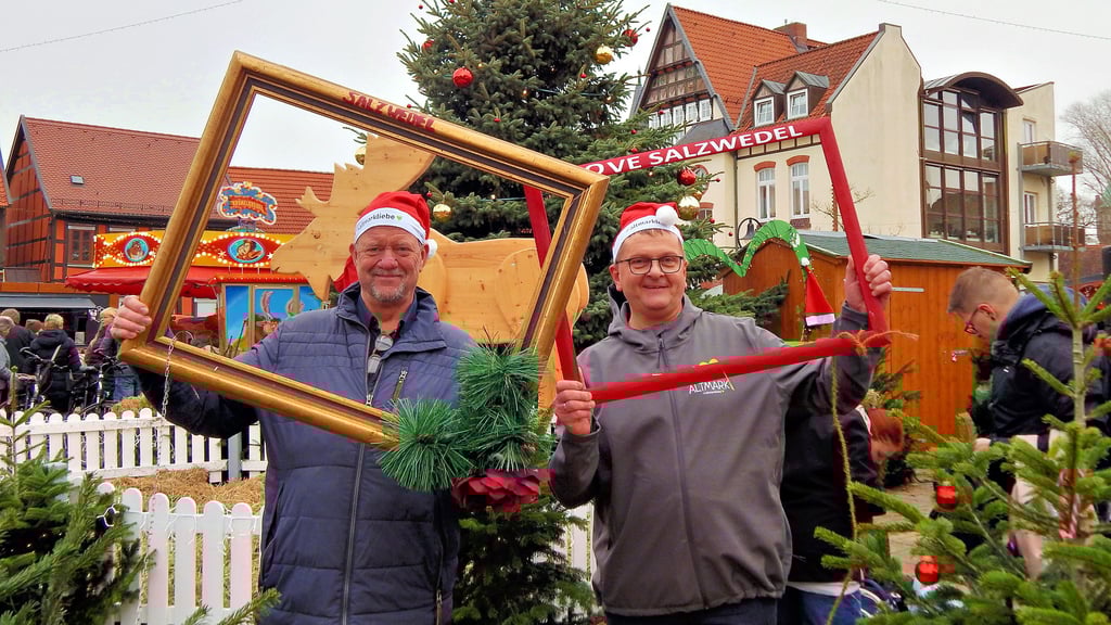 Bürgermeister Olaf Meining (rechts) eröffnet zusammen mit Jost Fischer (links, Vorstand der Werbegemeinschaft Salzwedel) den Weihnachtsmarkt 2025.