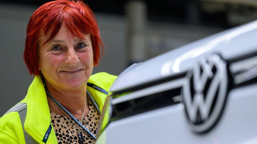 Silke Novotny ist seit 35 Jahren im Zwickauer Volkswagen Werk dabei. „Es muss hier weitergehen“, ist sie überzeugt.