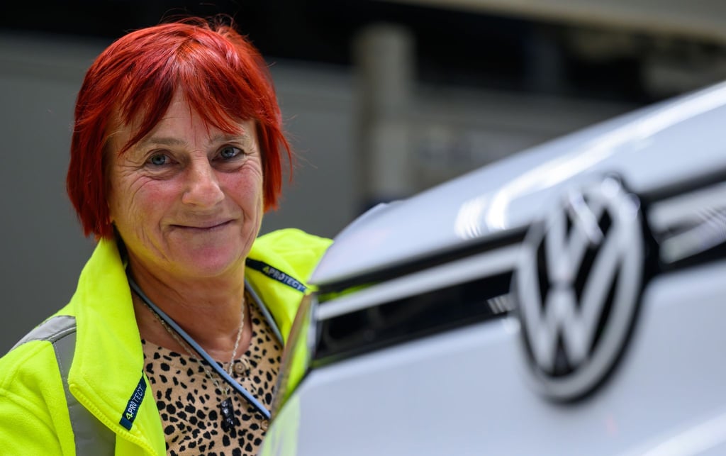 Silke Novotny ist seit 35 Jahren im Zwickauer Volkswagen Werk dabei. „Es muss hier weitergehen“, ist sie überzeugt.