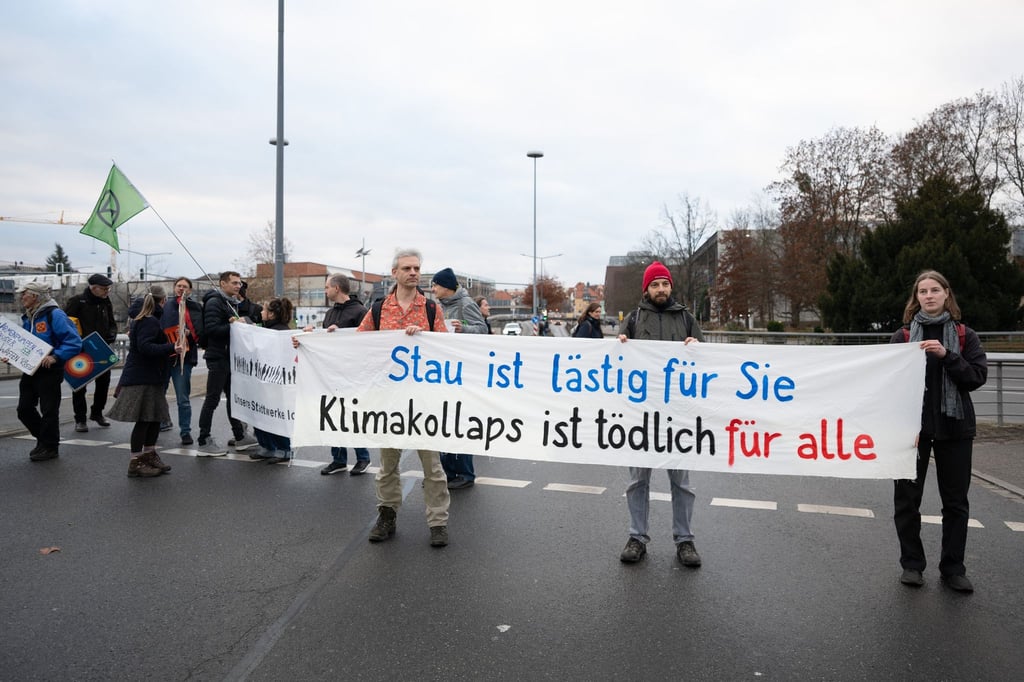 Etwa zwei Dutzend Klimaaktivisten haben in Dresden für eine Wärmewende in der Stadt demonstriert.