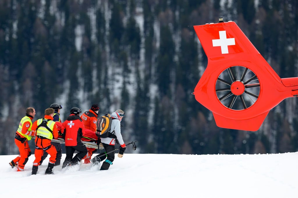 Michelle Gisin wird nach ihrem Sturz in St. Moritz zum Rettungshubschrauber gebracht.