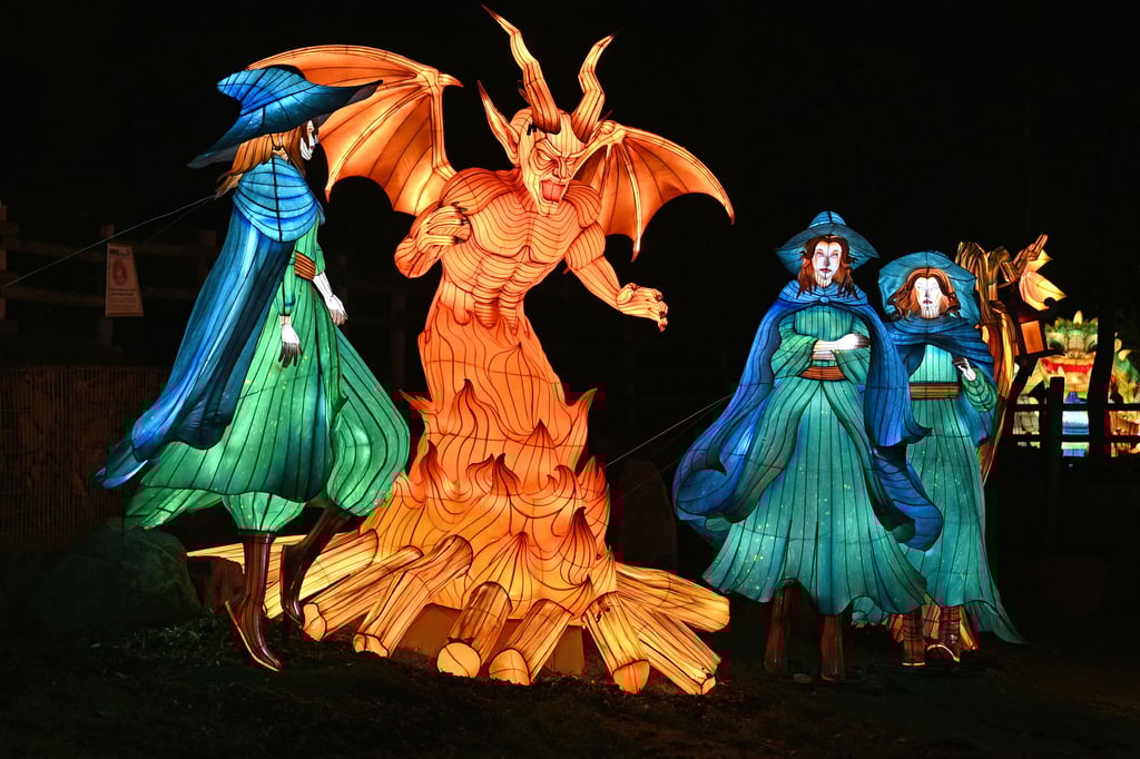 In der Lichterwelt im Bergzoo Halle gibt es über 1000 handgefertigte Lichtfiguren zu bestaunen.