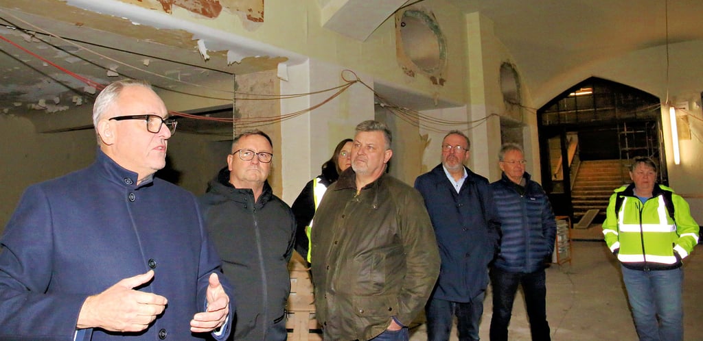 Architekt Volker Seidl (links) führte am Mittwoch durch die Kurhaus-Baustelle.