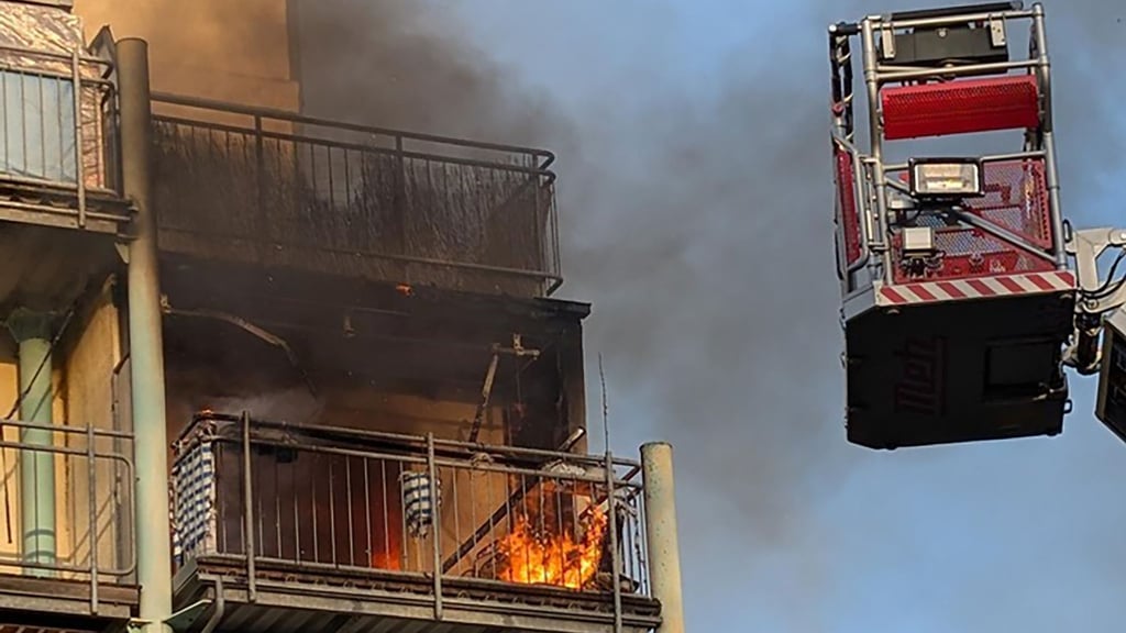 Die Feuerwehr Dresden löscht einen Brand im vierten Stock eines Wohnhauses in der Stauffenbergallee.