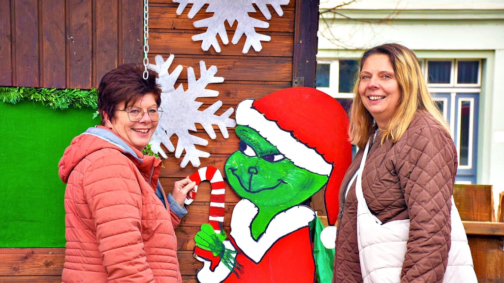 Wer auf dem Adventsmarkt in Zeitz Mittagessen will, hat nur wenig auswahl oder muss länger warten. Mandy Kleine aus Minkwitz und Ines Teßmer aus Salsitz vertreiben sich die Wartezeit auf dem Zeitzer Adventsmarkt beim Grinch.