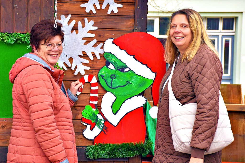 Mandy Kleine aus Minkwitz und Ines Teßmer aus Salsitz vertreiben sich die Wartezeit auf dem Zeitzer Adventsmarkt beim Grinch.