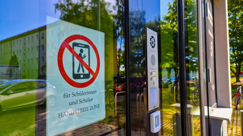 Handyverbote gibt es auch in Halle - und schon sie sorgen für Diskussionen.