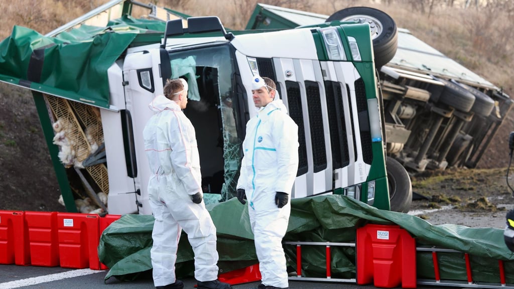 Wieso der Fahrer die Kontrolle verlor und mit seinem Fahrzeug umkippte, ist bislang noch unklar.