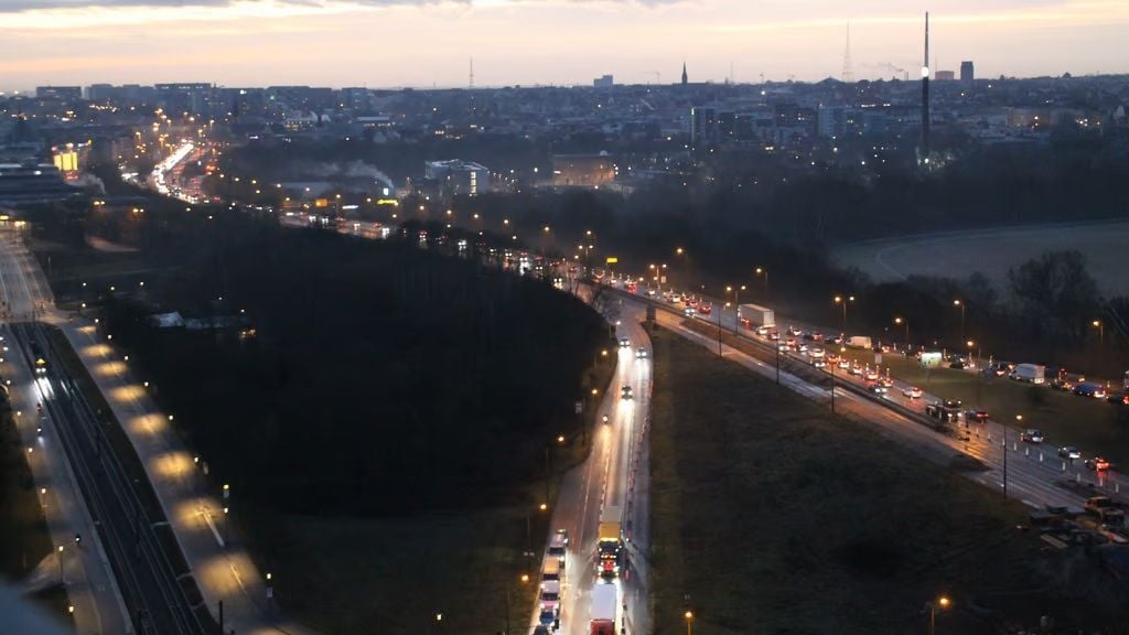 Alltägliches Bild im morgendlichen Berufsverkehr: Nur zäh fließt der Verkehr auf der Magistrale in Halle