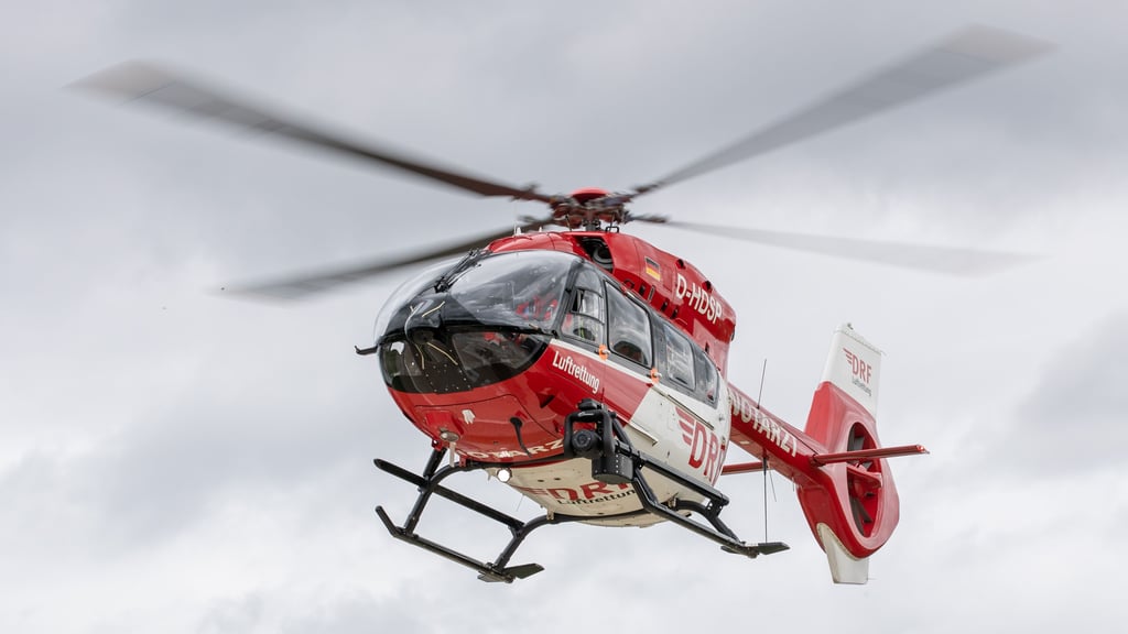 Mit einem Hubschrauber ähnlich diesem auf unserem Symbolfoto ist der bei Burgwerben im Burgenlandkreis schwer verletzte Pkw-Fahrer in eine Klinik geflogen worden.