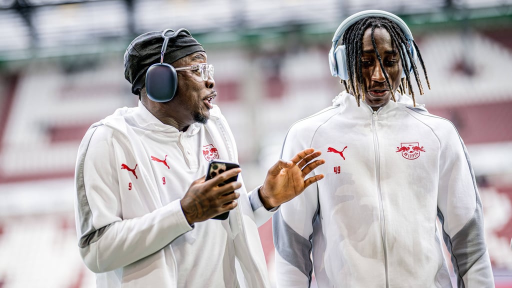 RB Leipzigs Flügelpaar Johan Bakayoko (l.) und Yan Diomande