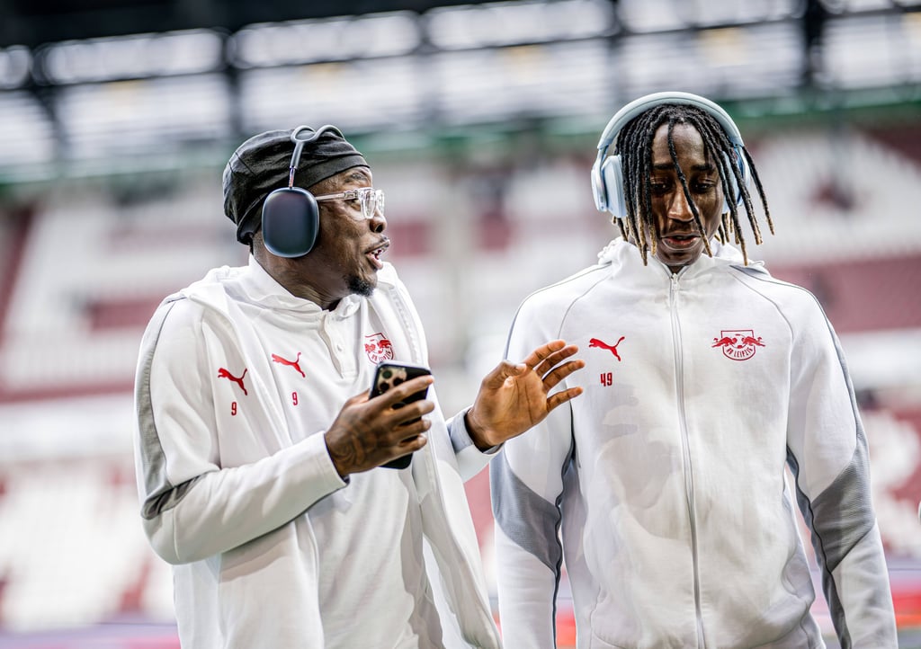 RB Leipzigs Flügelpaar Johan Bakayoko (l.) und Yan Diomande