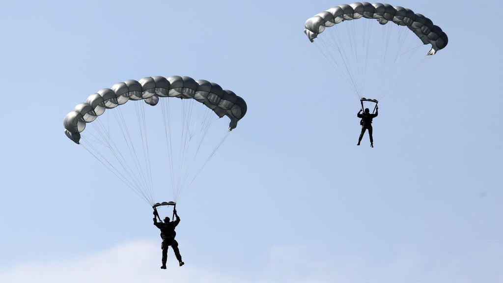 Schockierende Augenblicke erlebte eine Gruppe von Fallschirmspringern in Australien, doch am Ende ging alles glimpflich aus. (Symbolbild)