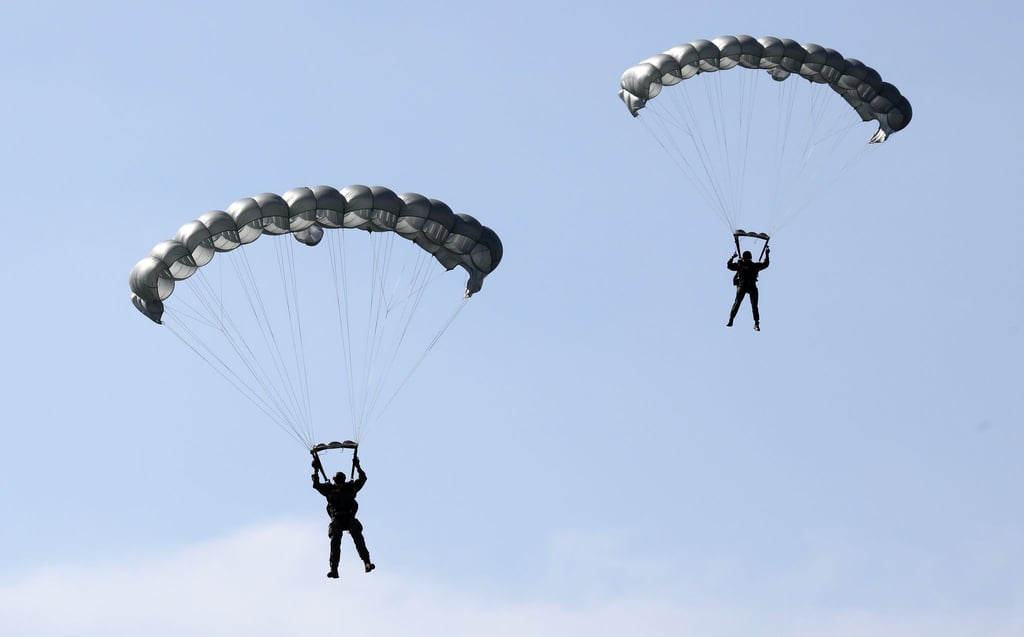 Schockierende Augenblicke erlebte eine Gruppe von Fallschirmspringern in Australien, doch am Ende ging alles glimpflich aus. (Symbolbild)