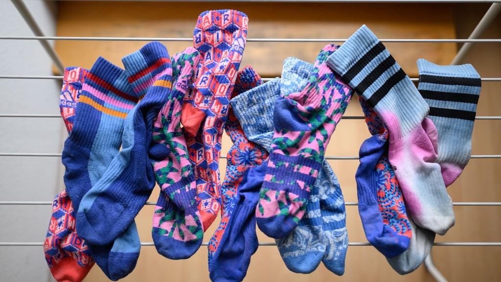 Gar nicht mal so frisch: Muffige Wäsche entsteht oft durch Restfeuchtigkeit. Textilien sollten immer vollständig getrocknet werden, bevor sie in den Schrank kommen.