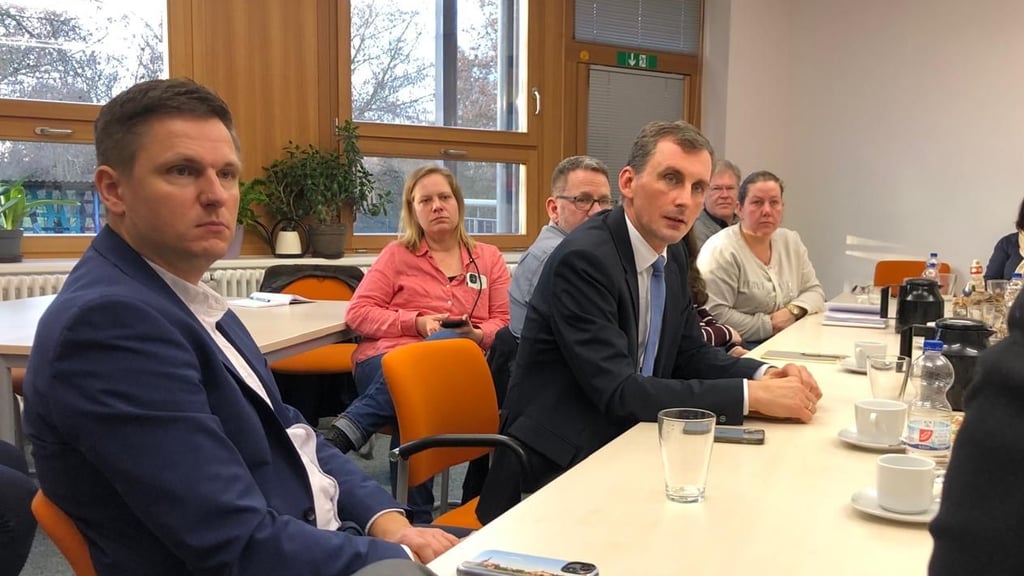 Sachsen-Anhalts Bildungsminister Jan Riedel war zu Besuch an der Sekundarschule Genthin/Brettin.