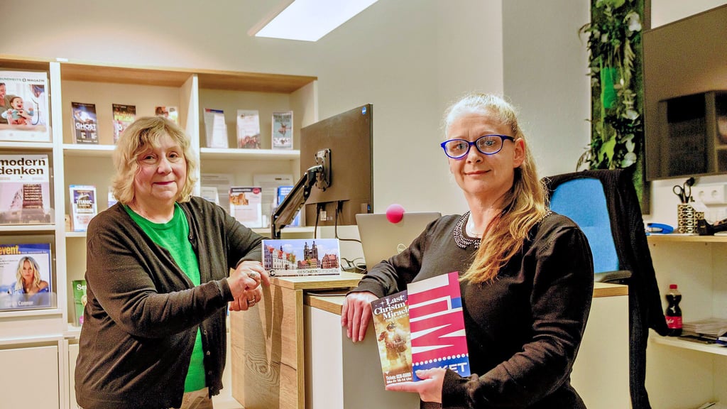 Daniela Klett (rechts) und Ines Ottenberg im Medien-Punkt von MZ und Super-Sonntag: Es gibt dort auch Dinge, die sich gut als Geschenk eignen. 
