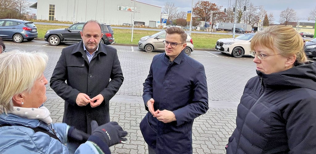Ortsbürgermeisterin Edith Braun (links) im Gespräch mit Meike Portius (LSBB, von rechts), Sven Haller (FDP) und Thomas Staudt (CDU). Im Hintergrund die Ampelanlage auf der B189-Kreuzung von Lüderitz.