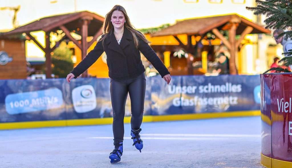 Volontärin Celina Chasklowicz dreht ein paar Runden über die Eislaufbahn auf dem Merseburger Marktplatz. 