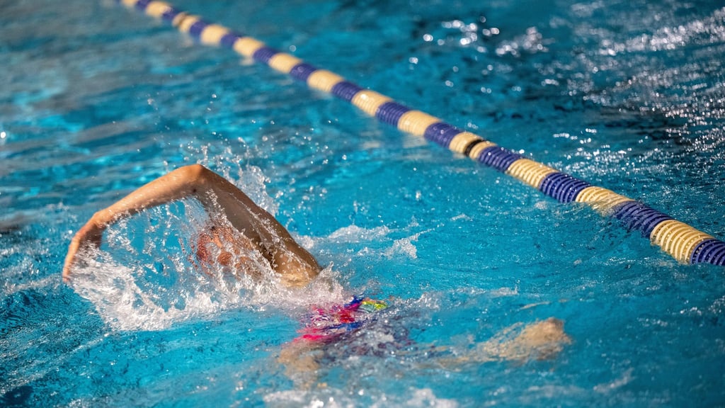 28 Monate lang gab es Arbeiten an der Schwimmhalle Zingster Straße gearbeitet. (Symbolbild)