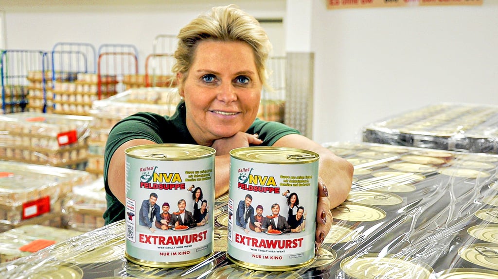 Unternehmerin Antje Mandelkow aus Kläden hat gut lachen: Eines ihrer Produkte, die NVA-Feldsuppe von Kelles Klädener Suppenmanufaktur, soll dazu beitragen, dass der neue Film „Extrawurst“ mit Hape Kerkeling und Christoph Maria Herbst ein Erfolg wird.