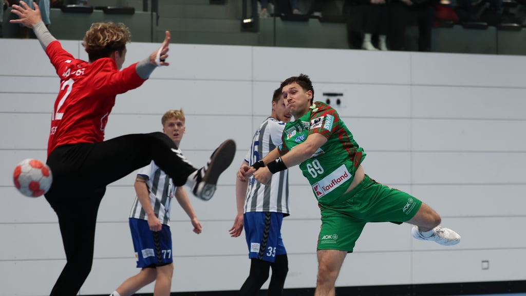 Niklas Döbbel (r.) steht den Youngsters beim Auswärtsspiel gegen Eider Harde nicht zur Verfügung, da er mit Zweitligist Dessau-Roßlau in Bietigheim im Einsatz ist.