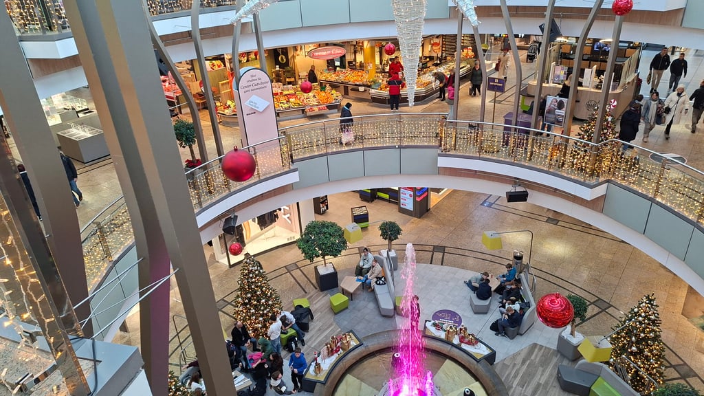 Allee-Center in Magdeburg, weihnachtlich dekoriert.