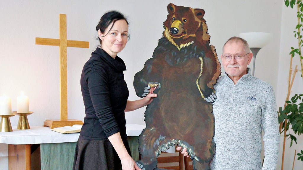 Uwe Vetters übergibt  Britta Dietrichs, der stellvertretenden Vorsitzenden des Gemeindekirchenrats in Schadeleben, den hölzernen Bären.