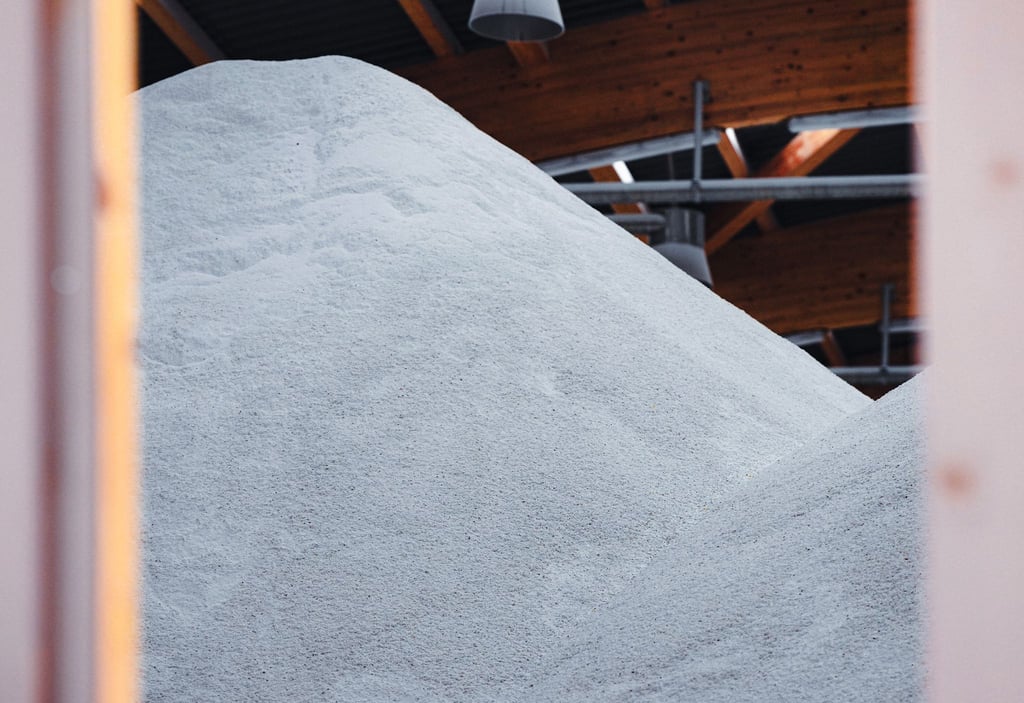 In einer Salzlagerhalle türmt sich das Streumittel für den Winterdienst. (Archivbild)