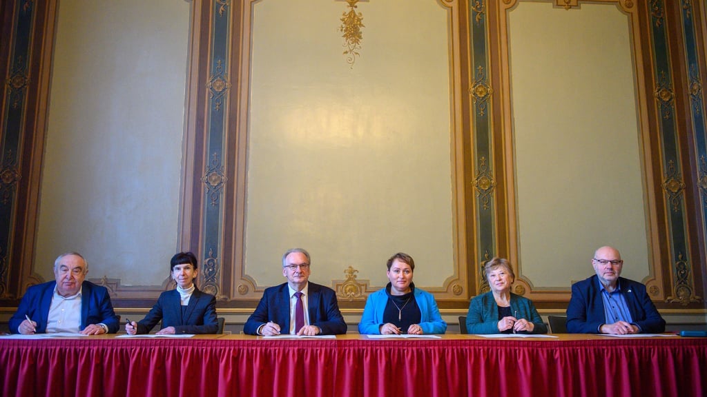 Ministerpräsident Haseloff (M) unterzeichnet in Magdeburg den neuen Staatsvertrag des Landes Sachsen-Anhalt mit der Jüdischen Gemeinschaft