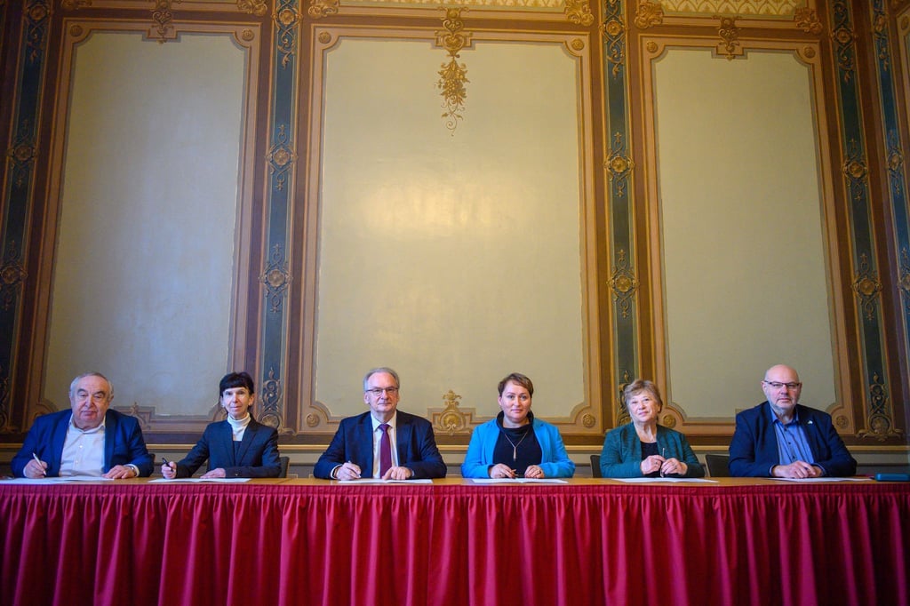 Ministerpräsident Haseloff (M) unterzeichnet in Magdeburg den neuen Staatsvertrag des Landes Sachsen-Anhalt mit der Jüdischen Gemeinschaft