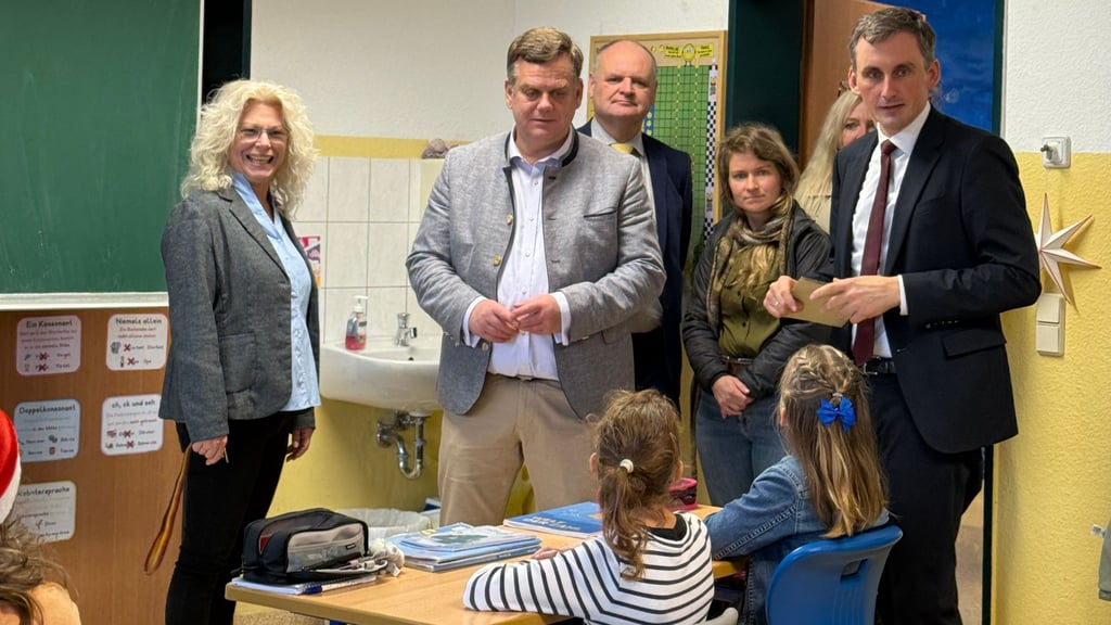 Die Freude war groß in der Grundschule Hessen bei den Kindern und Schulleiterin Anja Dill (links) sowie Lehrerin Katrin Rudnicki (4. v. l.) über den Besuch von Alexander Räuscher, Mitglied des Landtages Sachsen-Anhalt (CDU), Osterwiecks Bürgermeister Dirk Heinemann (SPD) und Bildungsminister Jan Riedel (CDU) (v. l. n. r.). 