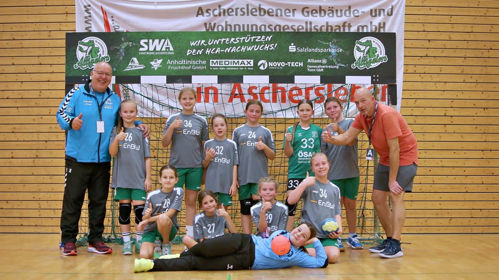 Die Mädchen der E-Jugend des HC  Aschersleben um die Trainer Jörg Flechtner (links) und Knut Garz. 